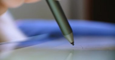 Yaratıcı Dijital Sanatçı, sanat çalışmalarını gece ofisindeki interaktif tablet bilgisayarda düzenliyor. Anonim Yazma ve Dijital Tablet Bilgisayarla Kalem Kullanma. Kalemle Ellere Odaklan