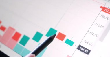 Finansal analistler dijital tablette tablolar ve grafikler görüyorlar. Ekranda Çeşitli Veri ve İstatistikler Gösteriliyor. Erkek Uzmanların Ellerine Yakın Çekim.