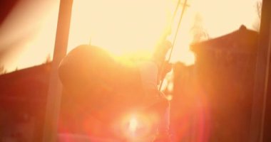 Yavaş çekimde tatlı bir çocuk salıncakta eğleniyor. Yavaş çekimde tatlı bir çocuk salıncakta eğleniyor..