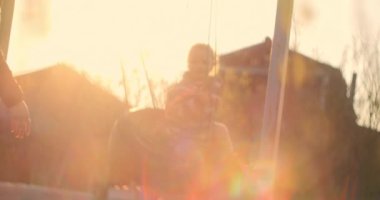 Arka bahçede salıncakta sallanırken eğlenen tatlı bir çocuk. Sevimli çocuk, oğlum, arka bahçede salıncakta eğleniyor.