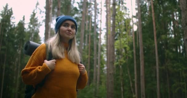 धीमी गति वाली महिला पैदल यात्री जंगल में लेवाडा ट्रेल के साथ चलती है। ग्रामीण सड़क पर चलने वाली प्रकृति की प्रशंसा करने वाली खुश महिला बैकपैकर। महिला पर्यटक धूप शरद ऋतु के दिन शरद ऋतु वन में चल रहा है . — स्टॉक वीडियो