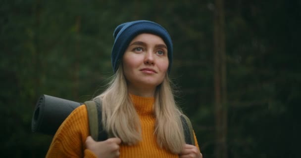 Slow motion: Jonge vrouw wandelen in het bos. Wandelaar kamperen in het bos. Toeristen wandelen langs de rivier. 4K video schieten door handheld gimbal. — Stockvideo