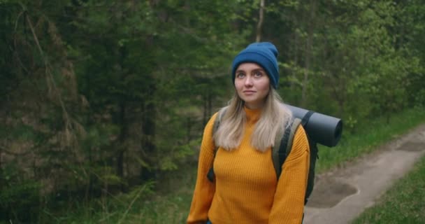 Powolny ruch: młoda kobieta wędrująca po lesie. Wędrowiec biwakujący w lesie. Spacer turystyczny wzdłuż rzeki. Nagrywanie wideo 4K ręcznym gimbalem. — Wideo stockowe