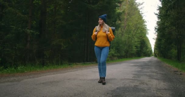 Ralenti : Jeune femme en randonnée en forêt. Randonneur campant dans les bois. Randonnée touristique le long de la rivière. Prise de vue vidéo 4K par cardan portable . — Video