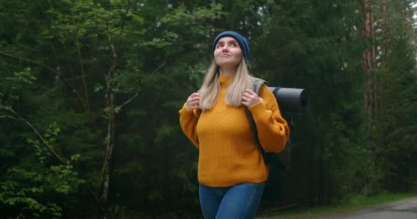 Movimento lento: Jovem mulher caminhando na floresta. Caminhante acampando na floresta. Passeio turístico ao longo do rio. Filmagem de vídeo 4K por gimbal portátil . — Vídeo de Stock