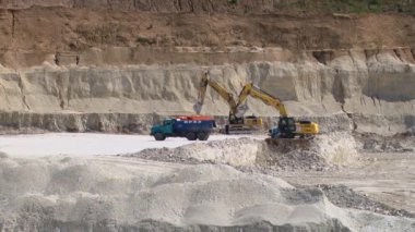 Ekskavatör Kamyonun içine toprak dökülen