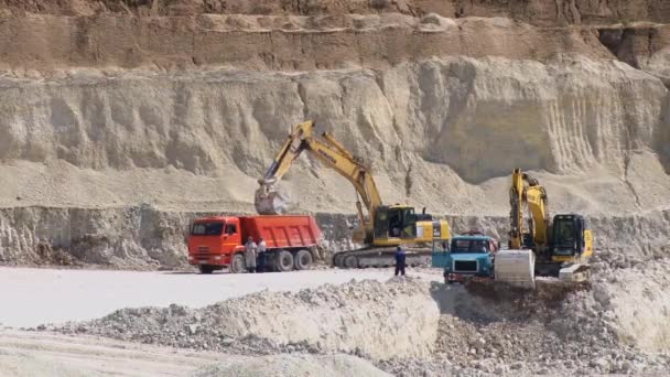 Ekskavatör Kamyonun içine toprak dökülen — Stok video