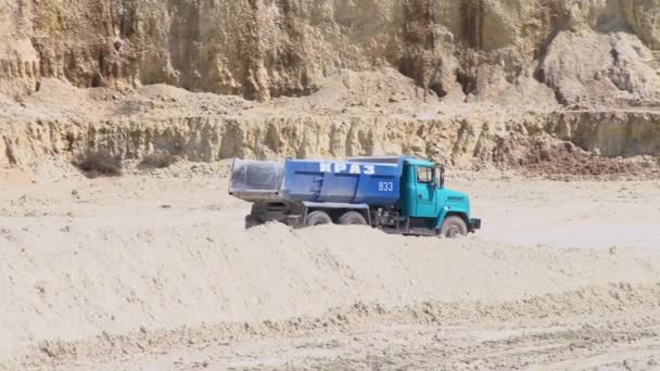 El camión transporta las mercancías por una carretera intransitable — Vídeos de Stock