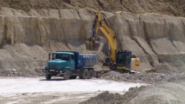 Ekskavatör Kamyonun içine toprak dökülen