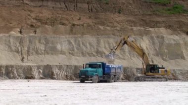 Rossoş, Voronezh bölgesi, Rusya Federasyonu - 8 Temmuz 2016: chalk pit. Tarak yere digs
