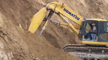 Ekskavatör Kamyonun içine toprak dökülen