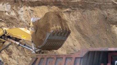 Ekskavatör Kamyonun içine toprak dökülen