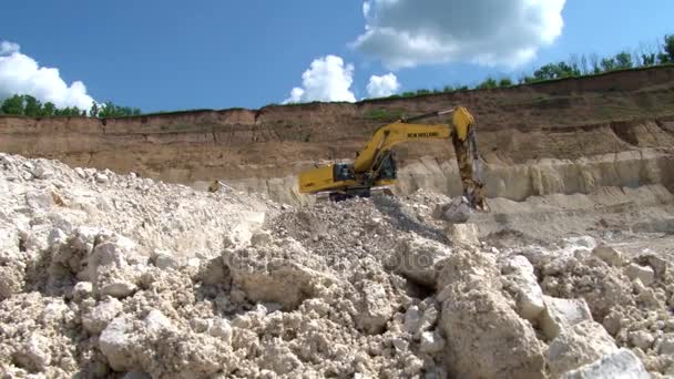 A escavadora cava giz — Vídeo de Stock