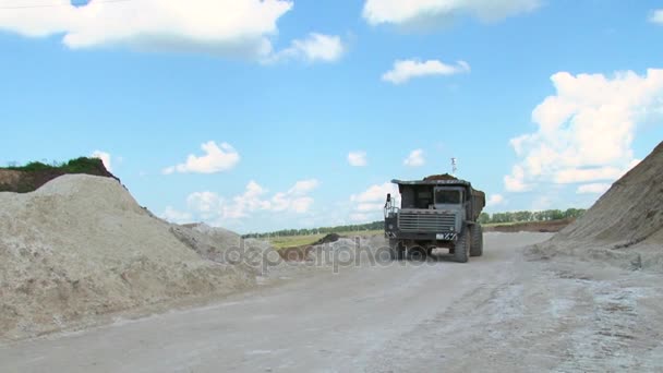 Rossosh、ヴォロネジの地域、ロシア - 2016 年 7 月 8 日: チョーク ピット。トラックは貨物を運ぶ — ストック動画