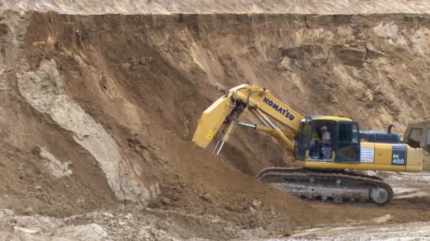 Excavator digs the ground — Stock Video