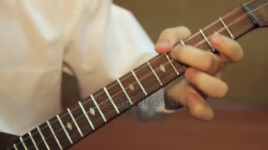 Bir çocuk öğrenir balalayka oyun, yakın çekim için