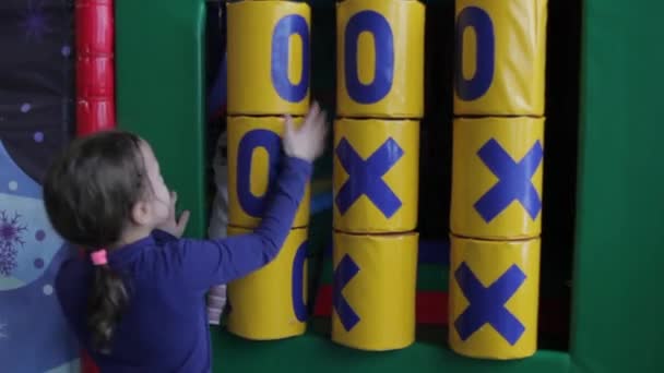 Flicka spela Tic-Tac-toe — Stockvideo