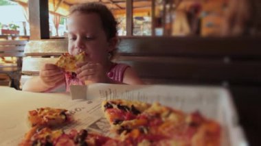 Pizza Yiyen Küçük Kız