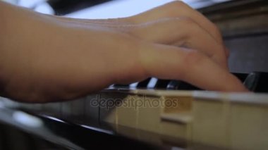 Eski piyano üzerinde çocuk parmak portre