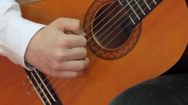 Dedos tocar guitarra clássica, close-up — Vídeo de Stock