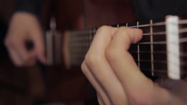 Les doigts jouent de la guitare classique, gros plan — Video