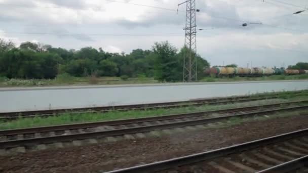 Železniční vlak tank pohled z okna jedoucího vlaku — Stock video