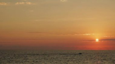 Yelkenli tekne siluetleri okyanusun ufukta. Deniz on Sunset.