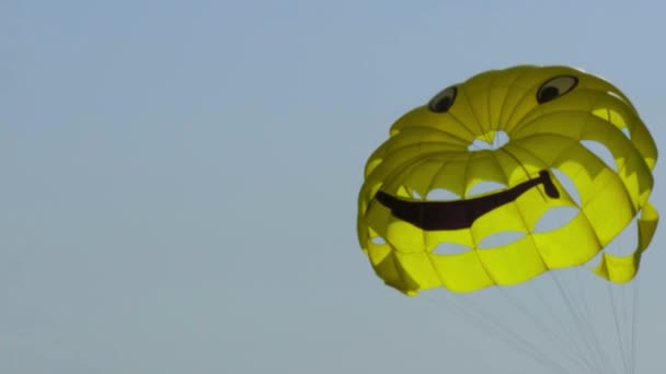 Yellow parachute smile, closeup — Stock Video