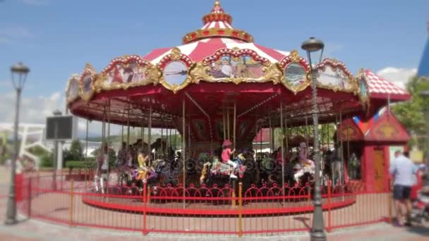 Adler, Russie - 25 juillet 2016 : Attractions pour les enfants dans un parc de divertissement. Sotchi Park. Carrousel — Video