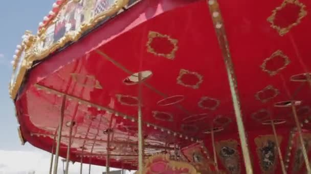 Adler, Russie - 25 juillet 2016 : Attractions pour les enfants dans un parc. Carrousel — Video