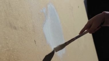 Çocuk boyalar fırça parçacık kurulu yakın çekim ile el