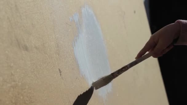 Детские ручные краски с помощью щётки крупным планом — стоковое видео