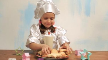 Kız bir tanımlama bilgisi alır, sütte dunks ve yemek. Başparmak gösterilmesini