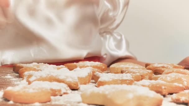 Saupoudrer les filles de biscuits au sucre en poudre. Gros plan . — Video