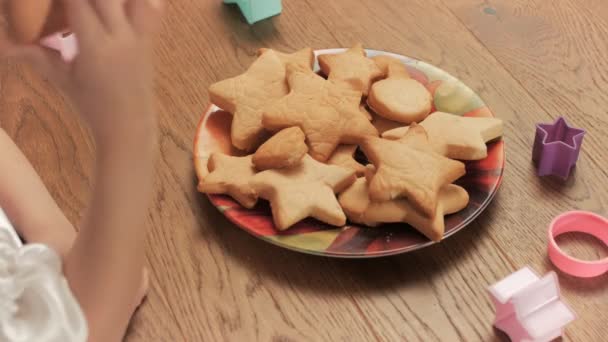 Mão meninas seleciona cookies — Vídeo de Stock