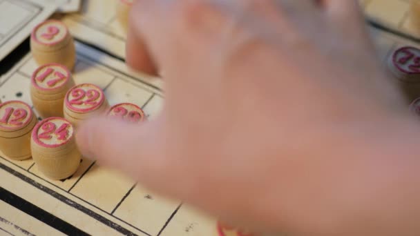 Ένας άντρας παίζει ρωσική Lotto. Κινηματογράφηση σε πρώτο πλάνο τα χέρια. — Αρχείο Βίντεο
