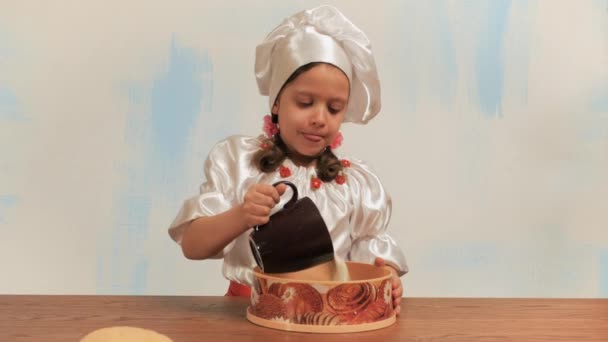 Girl chef pours the flour into the sieve and sifts — Stock Video