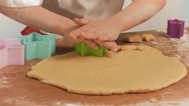 As mãos de criança que fazem biscoitos da massa de farinha crua na forma de estrelas, fecham . — Vídeo de Stock