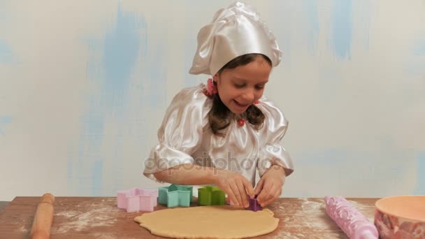 Chica chef talla galletas moldes cortador de galletas en forma de estrellas . — Vídeos de Stock