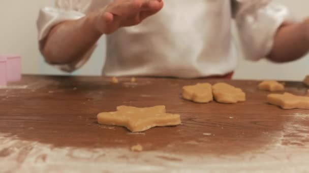 Barnets händer vikta bit rå deg för cookies stjärnor, närbild. — Stockvideo
