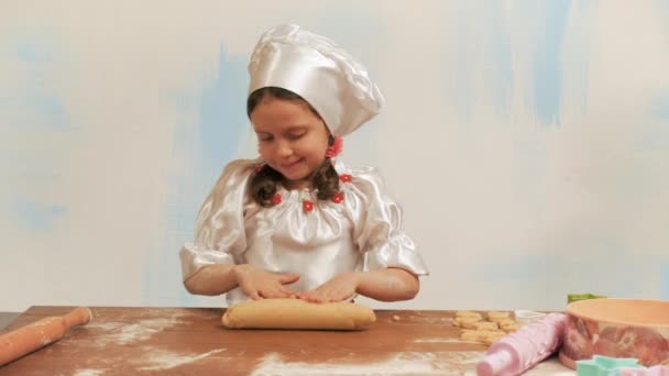 Dívka šéfkuchař rolích těsto ručně. — Stock video