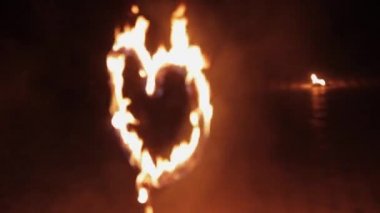 Fireshow bir kalp şeklinde ateş