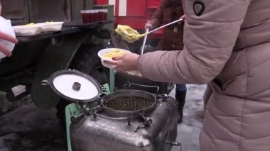 Bir kepçe ile bir kase mısır gevreği döktü eller ordu.