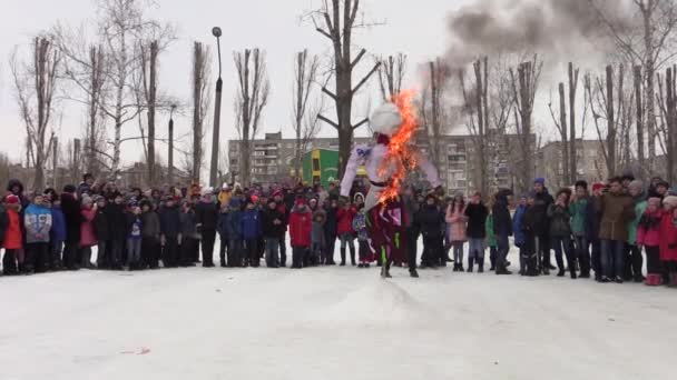 Rossosh, Rusia - Feb 20, 2017: Los niños rusos tradicionales en llamas . — Vídeo de stock