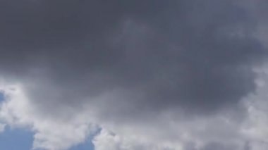 Akşam yağmur bulutları. Aralık sayacı çekim. Timelapse. Zeitraffer