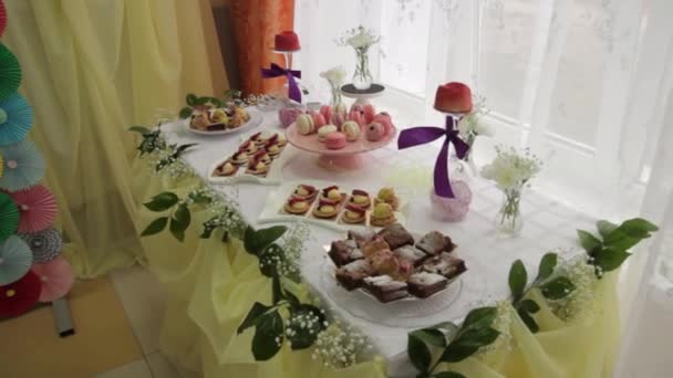 糖果酒吧婚礼，绿色的蛋糕。孩子们的节日. — 图库视频影像