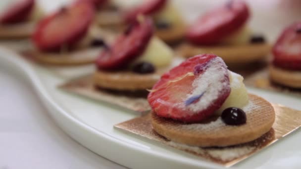 Pastel de fresas. Barra de chocolate de boda. Unas vacaciones infantiles . — Vídeo de stock