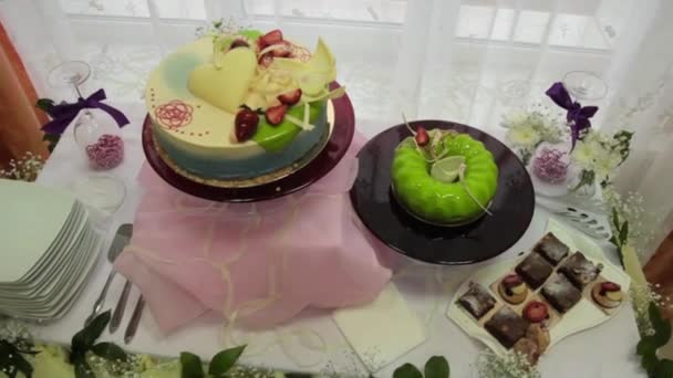 Mariage au bar à bonbons, gâteau vert. Vacances avec les enfants . — Video