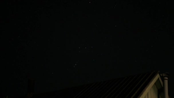 时间在晚上舔舐着布满星星的天空。石板屋顶的烟囱. — 图库视频影像