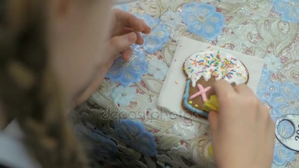 Mädchen Handmalerei schmücken Osterkuchen, Nahaufnahme. — Stockvideo